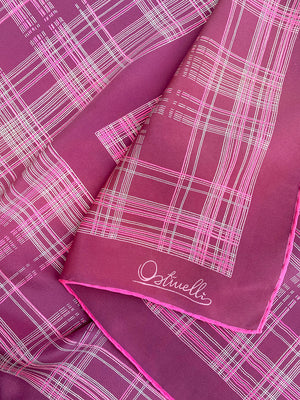 Roze vierkante zijden sjaal