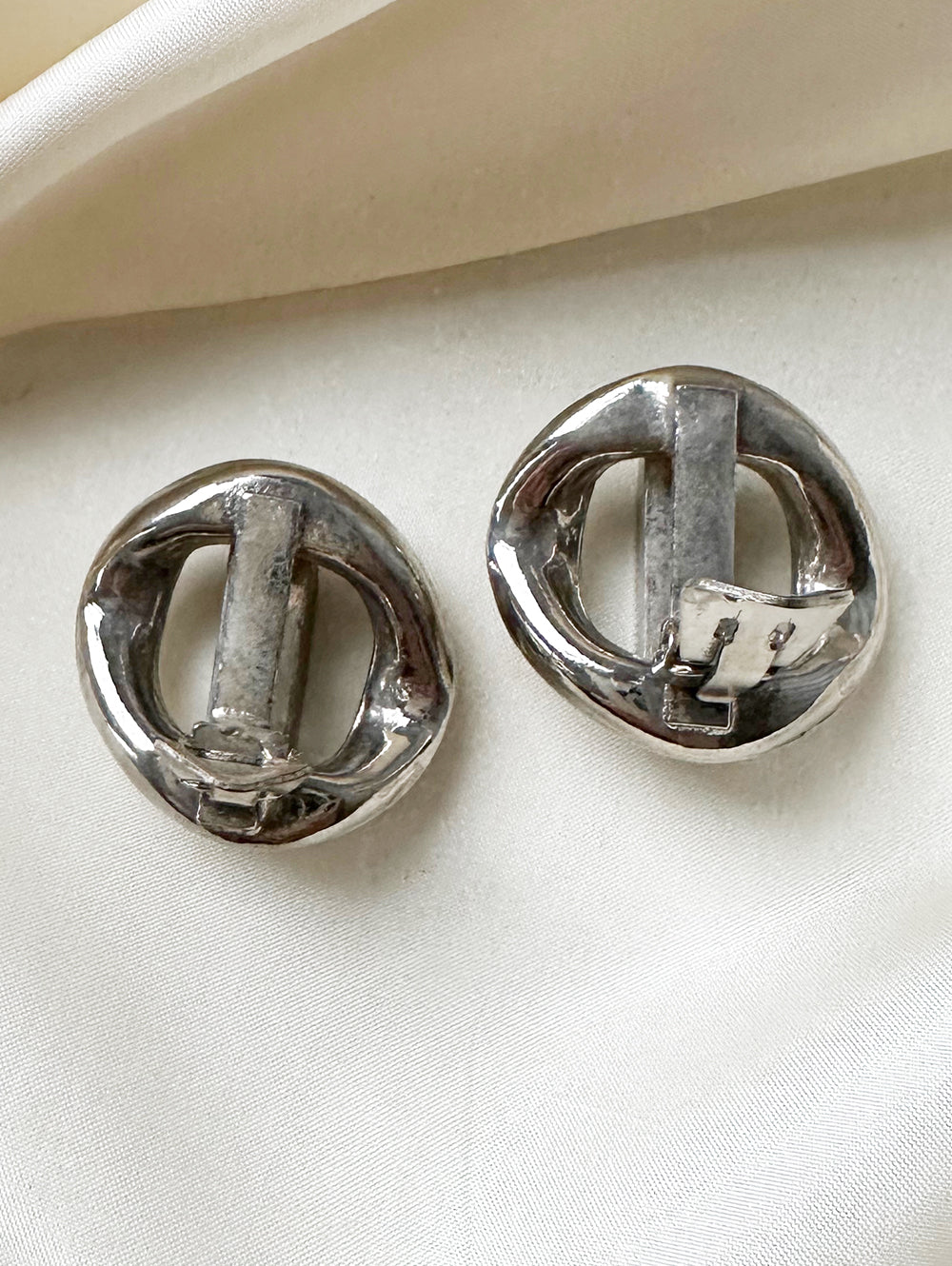 Zilveren clip oorbellen met houten detail
