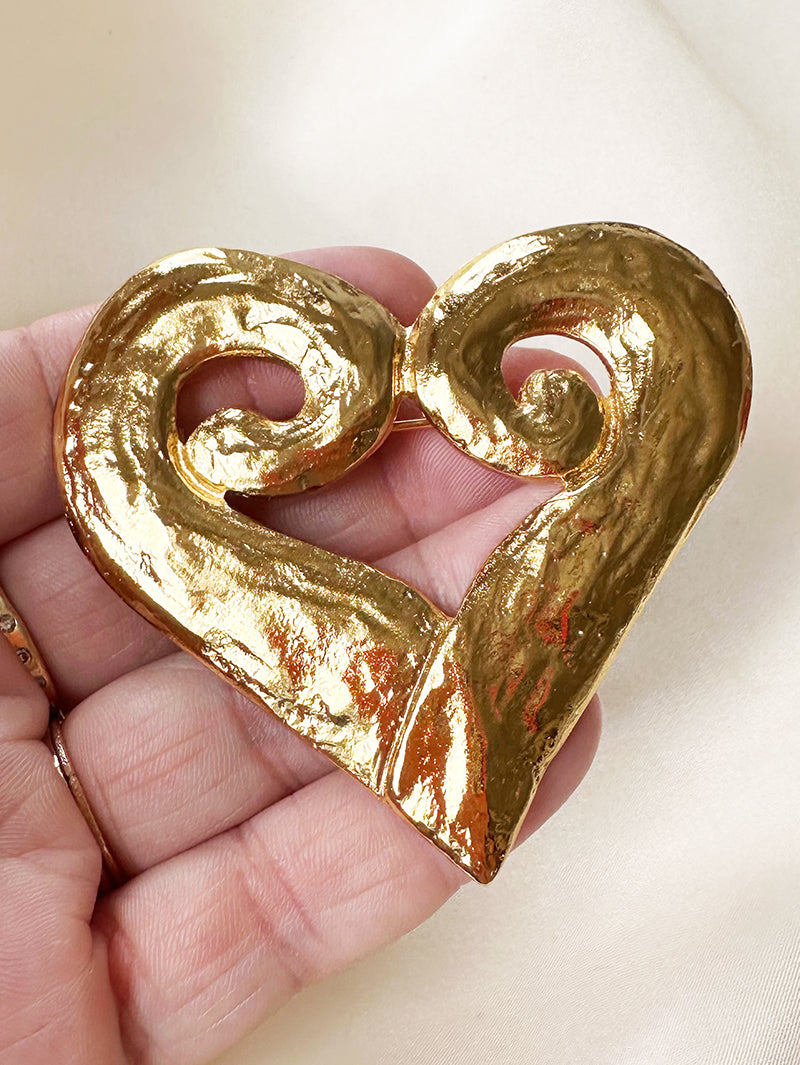 Grote vergulde designer hart broche