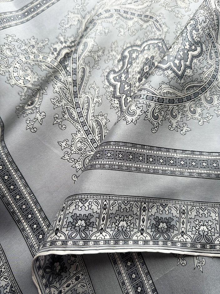 Grijze zijden paisley sjaal