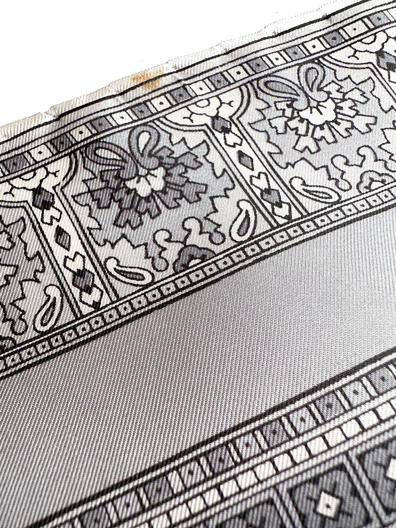 Grijze zijden paisley sjaal