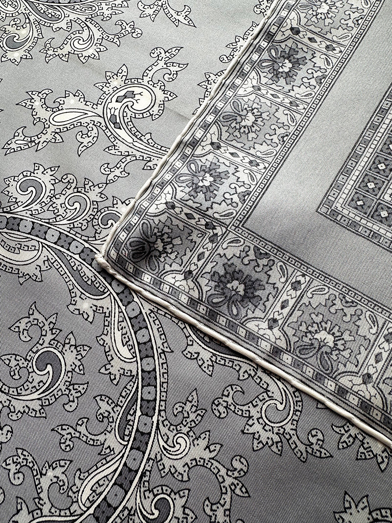 Grijze zijden paisley sjaal