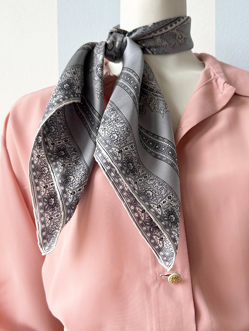 Grijze zijden paisley sjaal