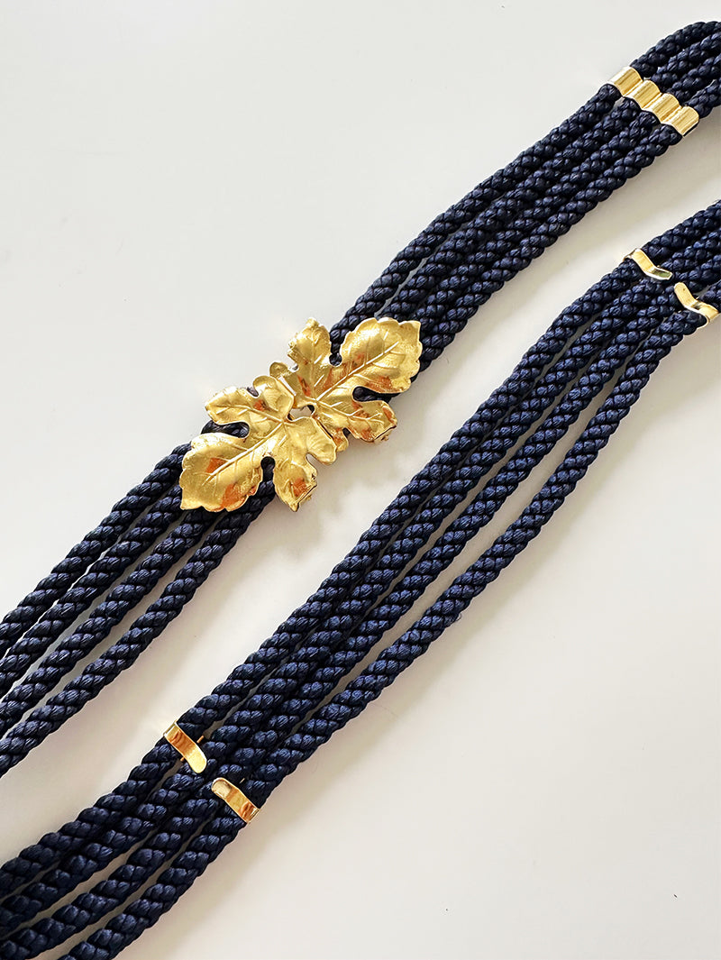 Donkerblauwe ceintuur met gouden blaadjes