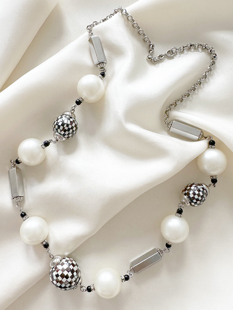 Ketting met faux parels en parelmoer