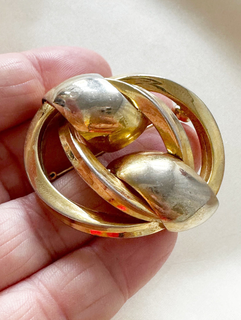 Vergulde designer broche