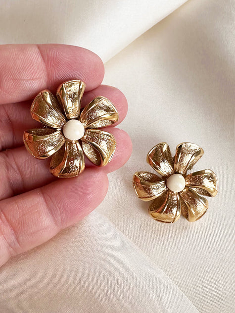 Vergulde bloem clip oorbellen