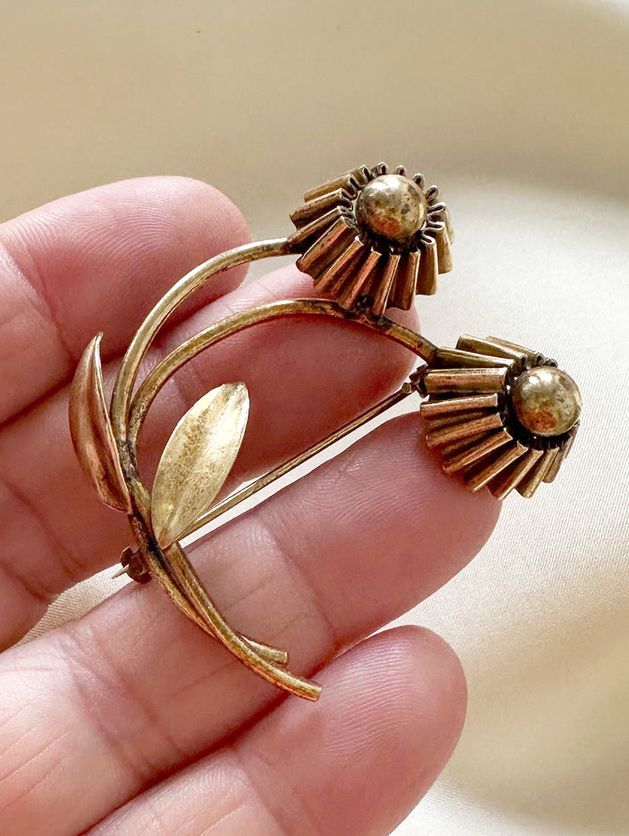 Gouden bloemen broche