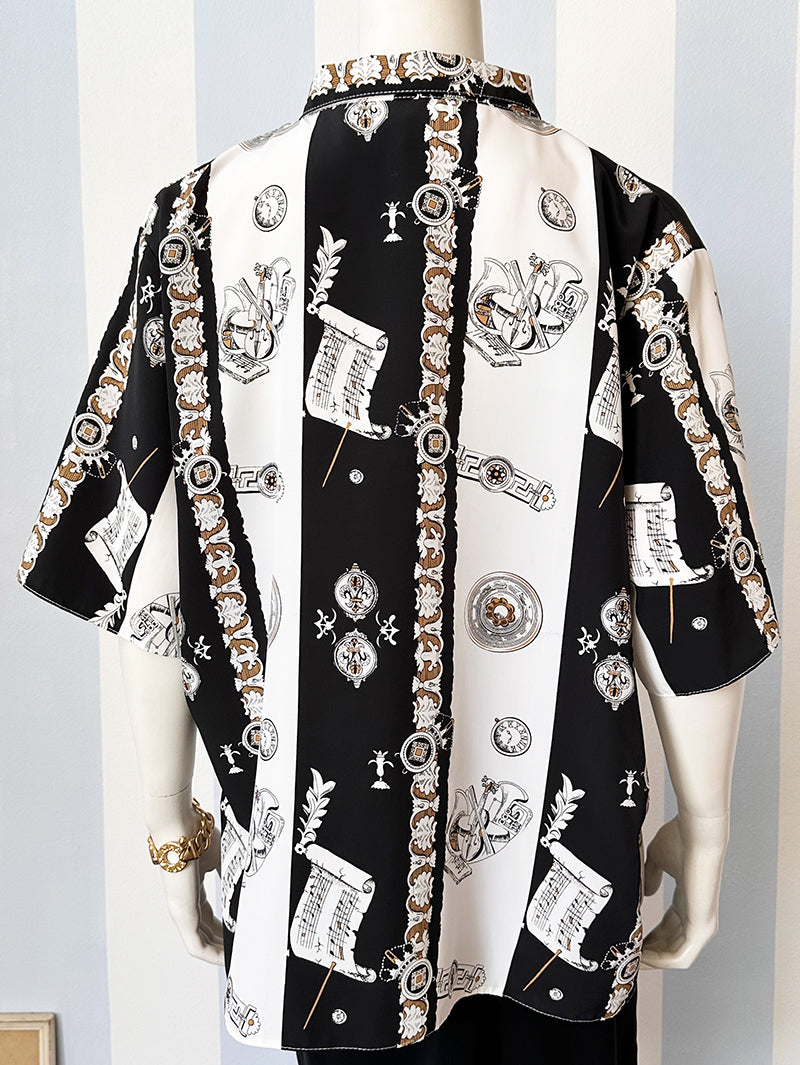 Blouse met bladmuziek en muziekinstrumenten