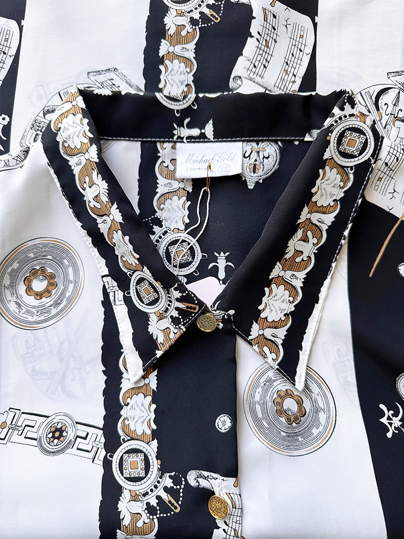 Blouse met bladmuziek en muziekinstrumenten
