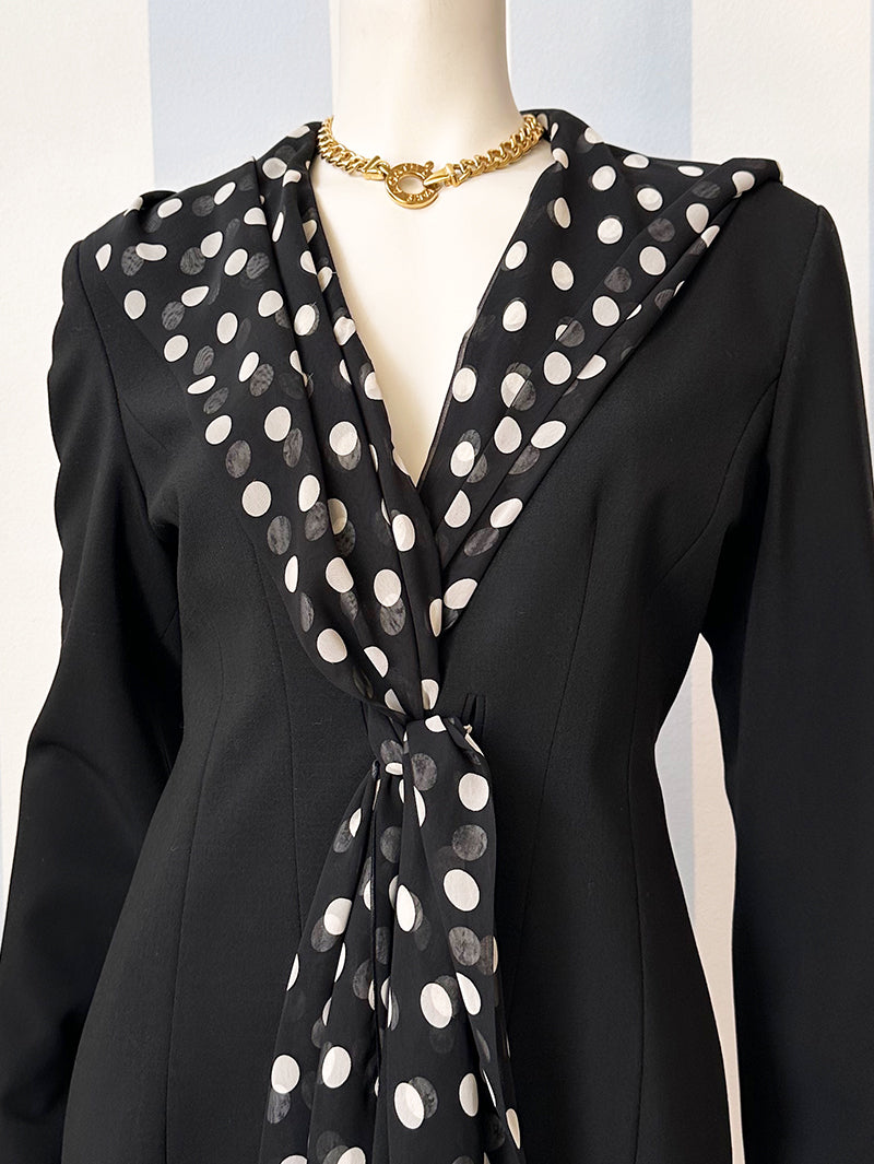 Zwarte blazer met polkadot hoodie