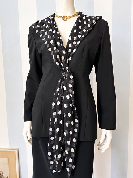 Zwarte blazer met polkadot hoodie