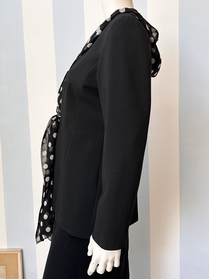 Zwarte blazer met polkadot hoodie