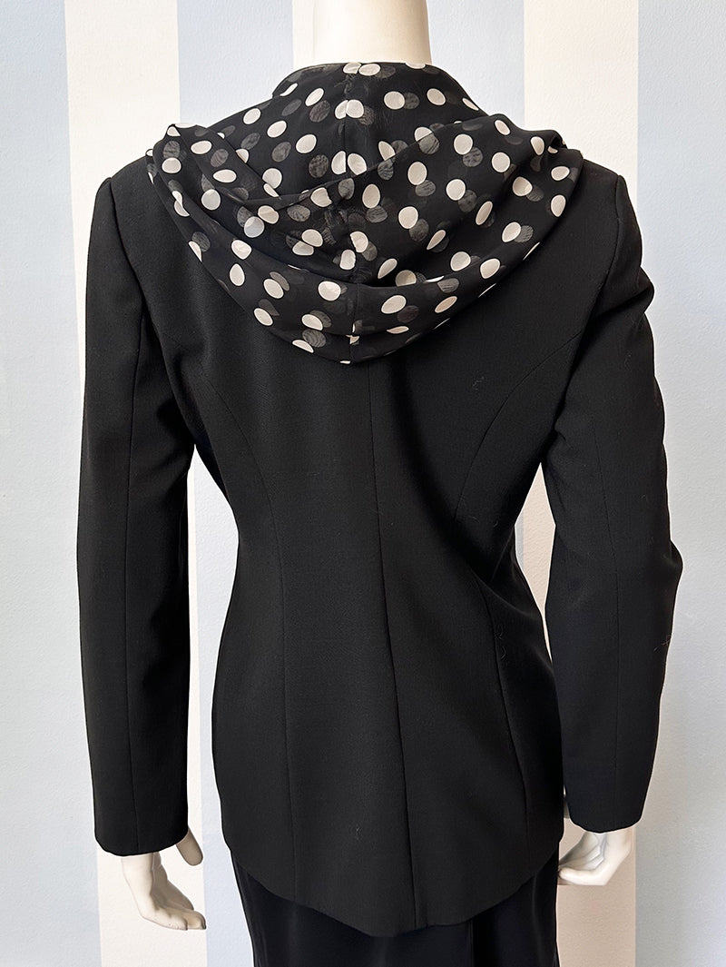 Zwarte blazer met polkadot hoodie