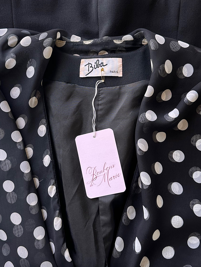 Zwarte blazer met polkadot hoodie