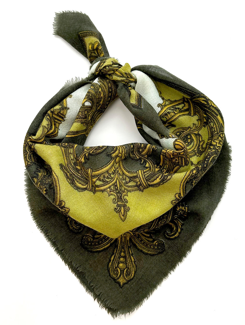 Wollen sjaal met barok dessin