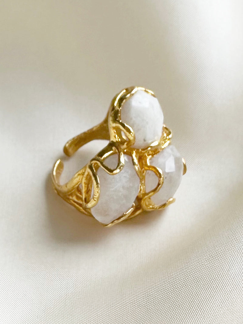 Gouden ring met opalen