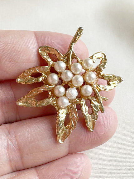 Broche blad met faux parels