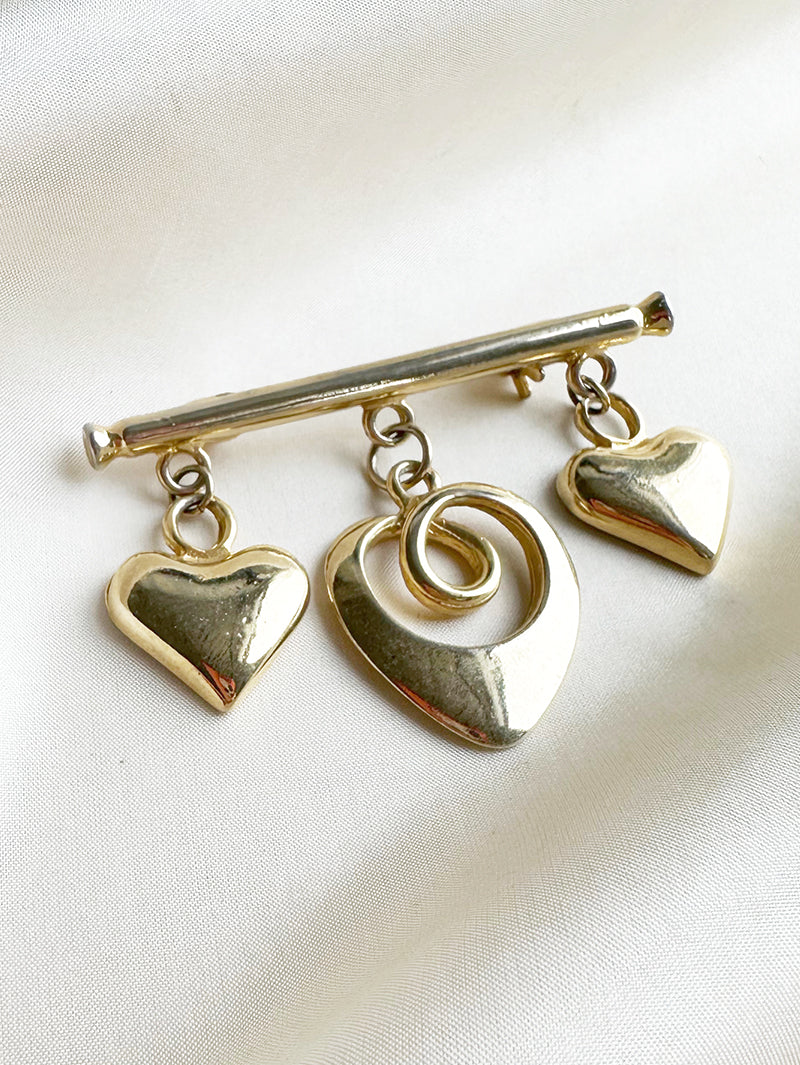 Broche met gouden hartjes