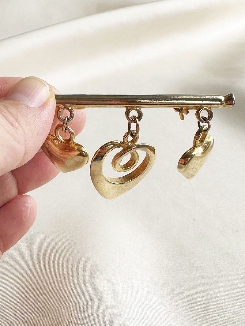 Broche met gouden hartjes