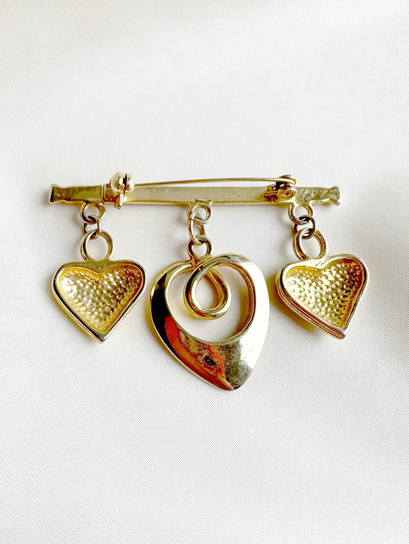 Broche met gouden hartjes