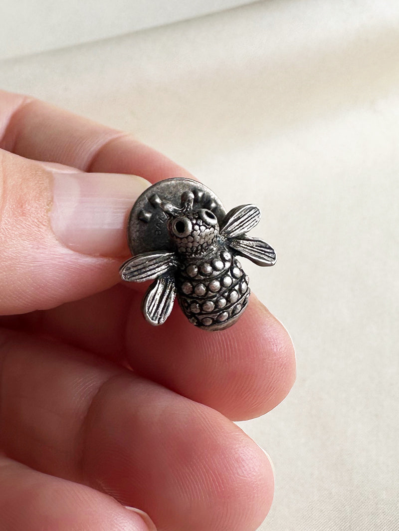 Zilveren bij pin broche