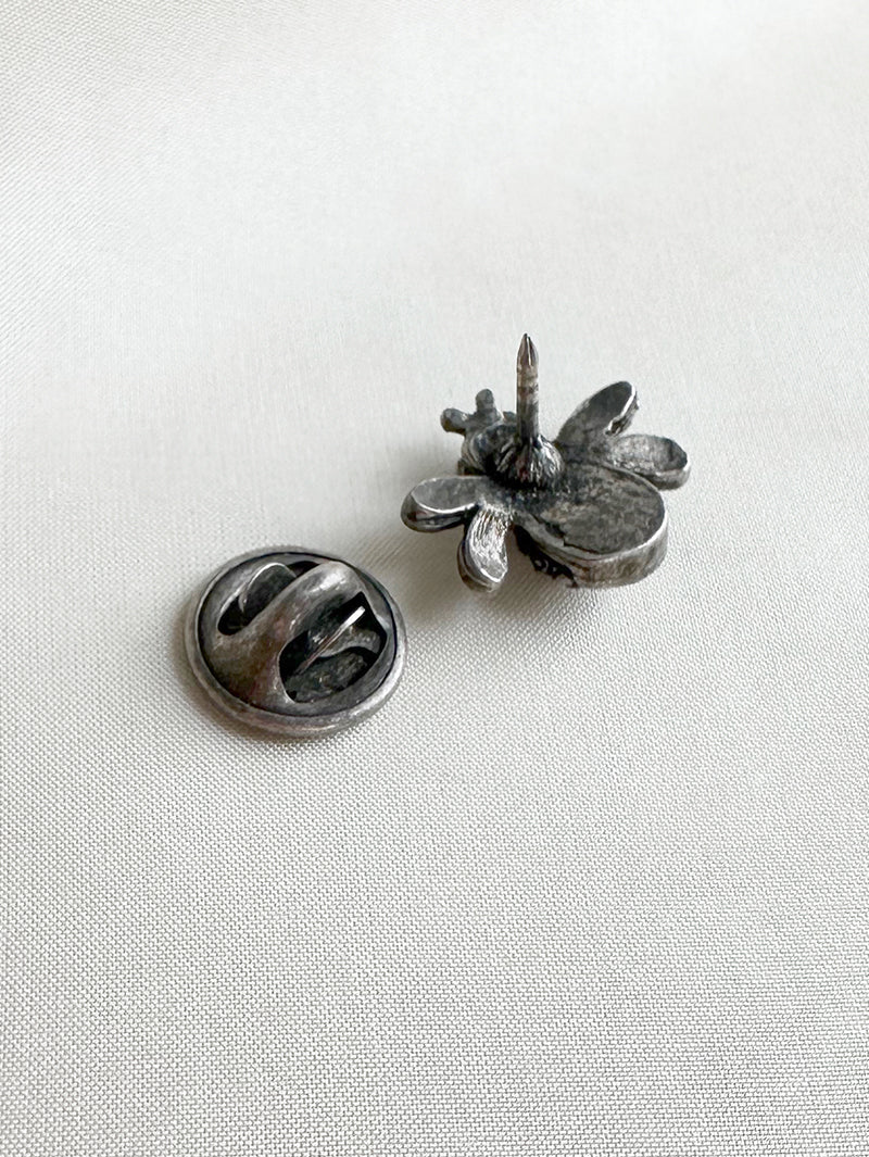 Zilveren bij pin broche