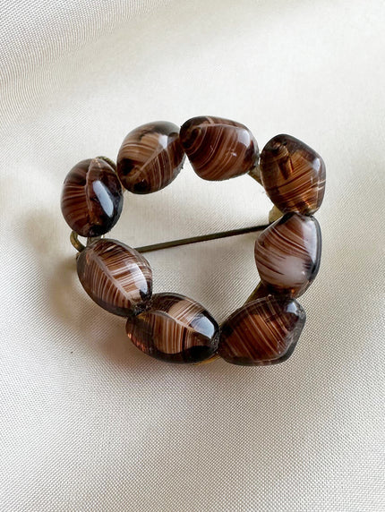 Ronde broche met bruine kralen