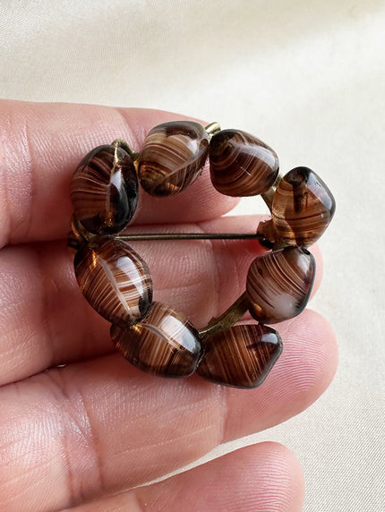 Ronde broche met bruine kralen