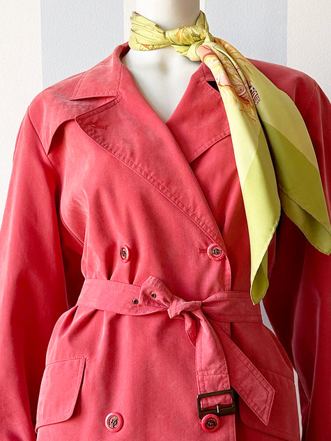 Koraalrode trenchcoat
