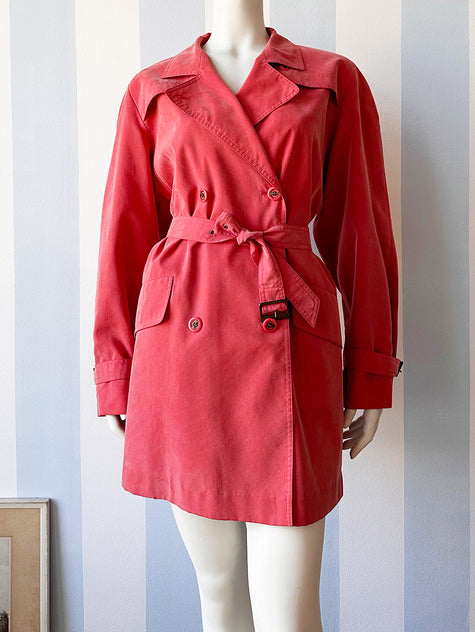 Koraalrode trenchcoat