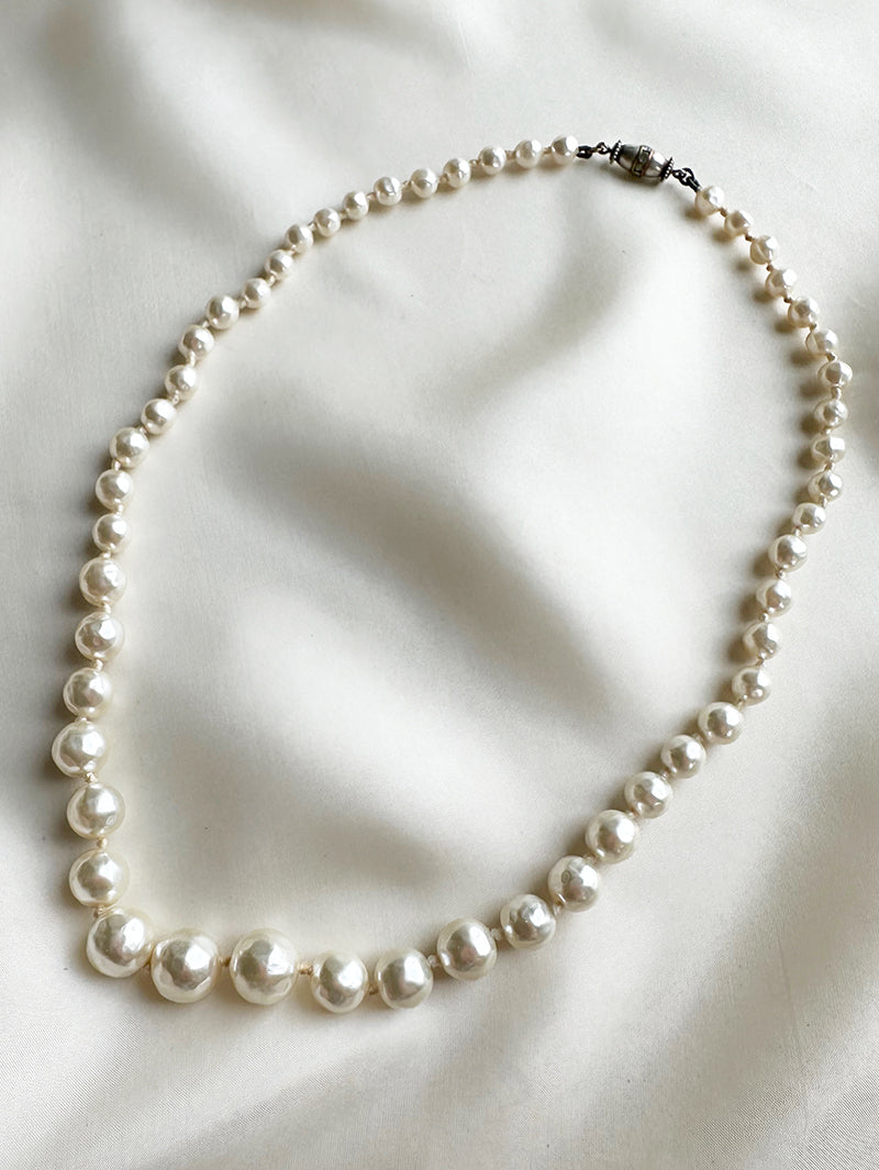 Faux parelketting met zilveren slotje