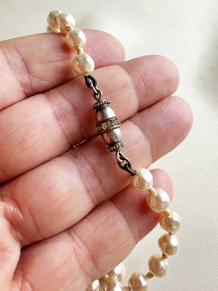 Faux parelketting met zilveren slotje