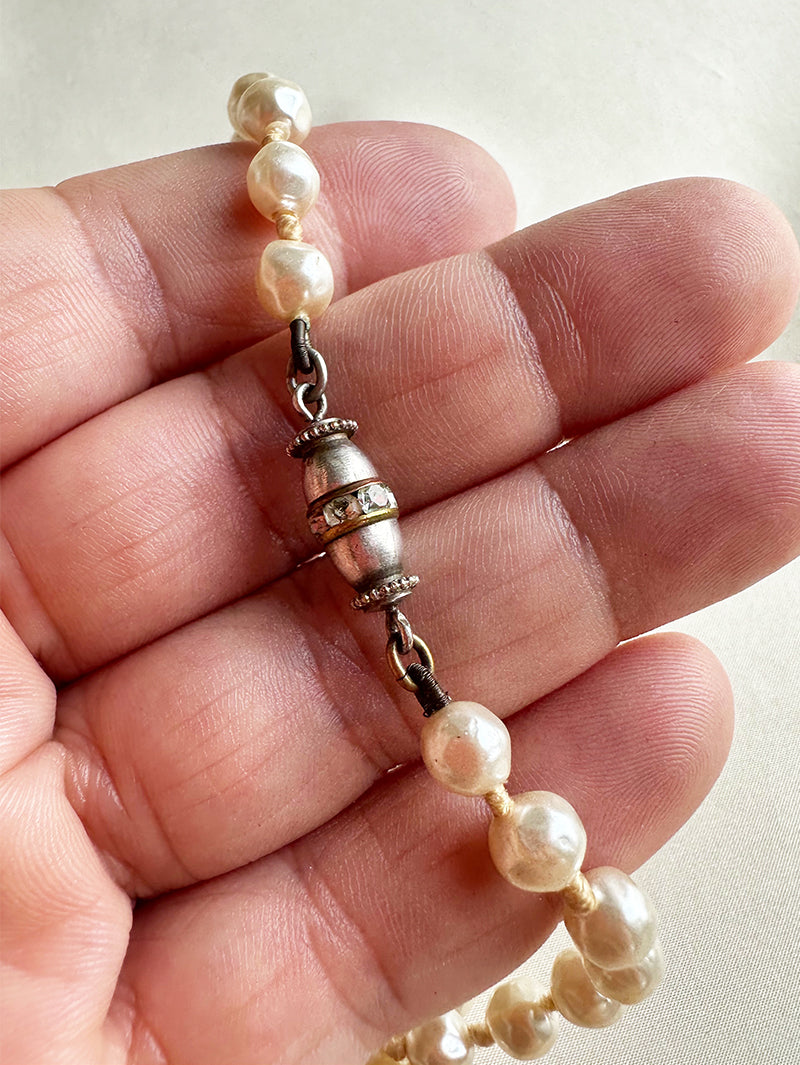 Faux parelketting met zilveren slotje