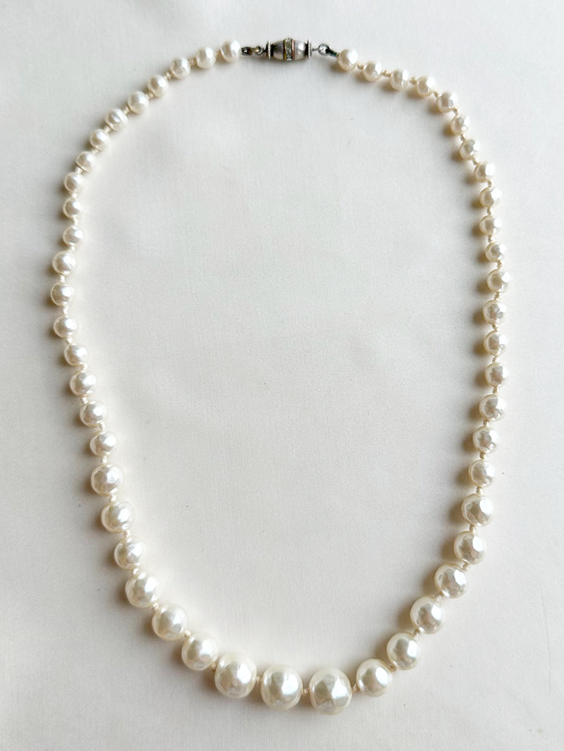 Faux parelketting met zilveren slotje