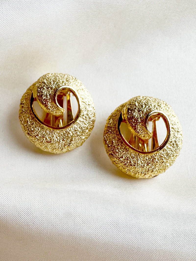 Gouden golfje clip oorbellen