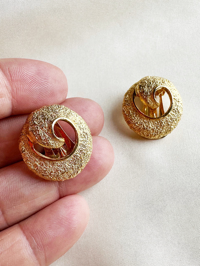 Gouden golfje clip oorbellen