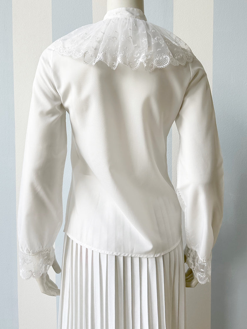 Wit blousje met kanten kraag en manchetten