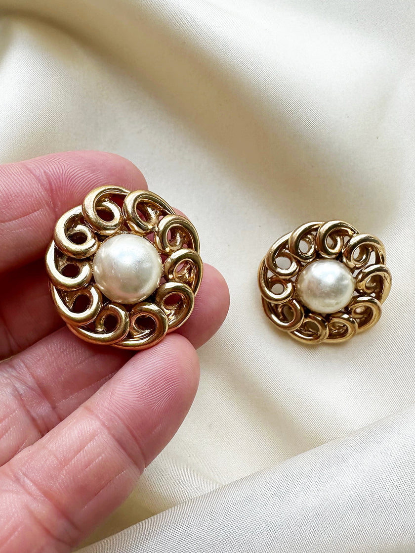 Vergulde designer clip oorbellen met faux parel