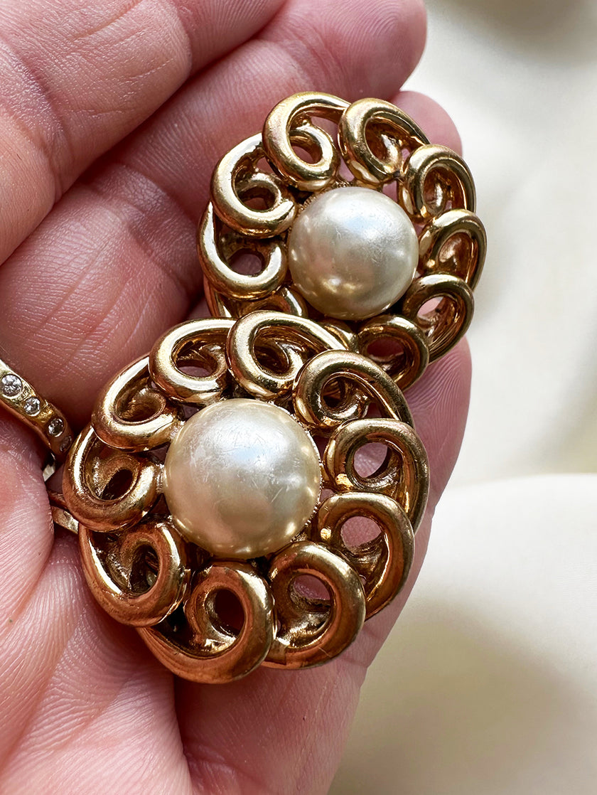 Vergulde designer clip oorbellen met faux parel