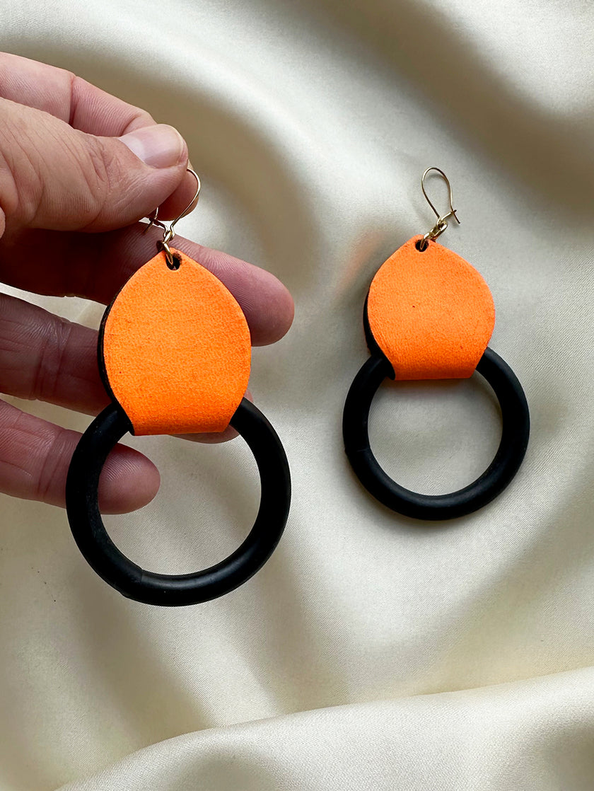 Zwart met neon-oranje oorhangers