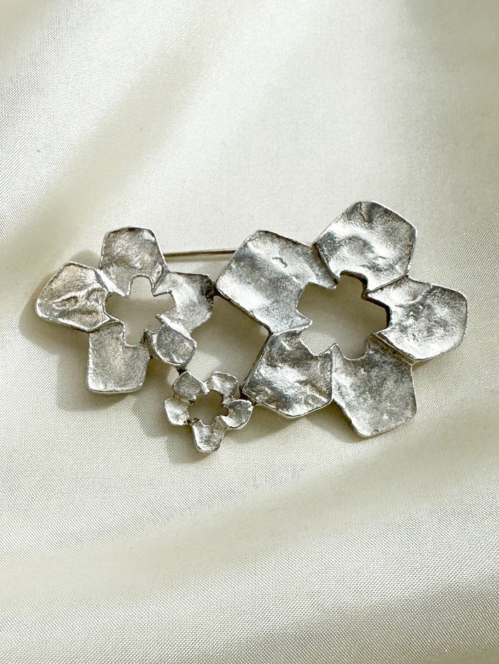 Verzilverde designer broche voor Laurent-Perrier