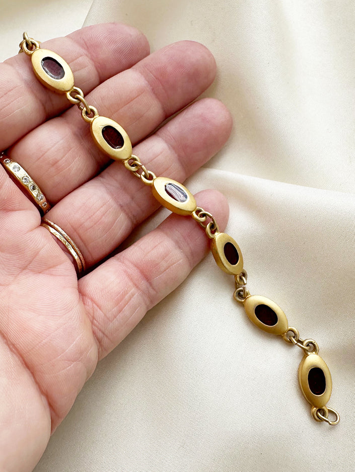 Goud geëmailleerd armbandje