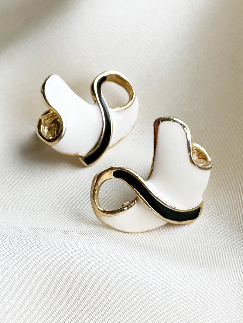 Geëmailleerde oorstekers