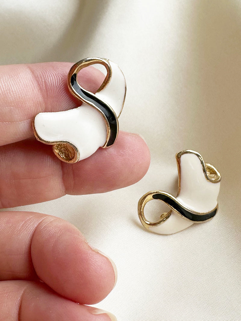 Geëmailleerde oorstekers