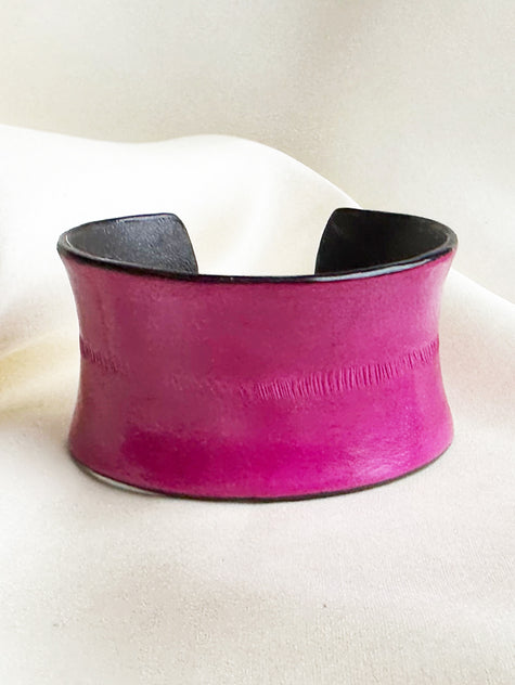 Fuchsia leren designer cuff armband