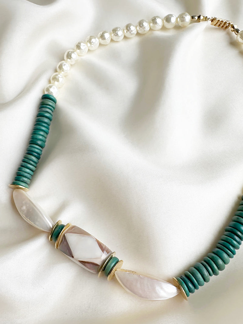 Faux parelketting met parelmoer