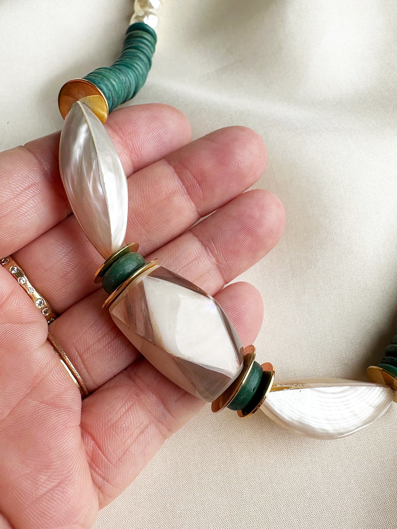 Faux parelketting met parelmoer