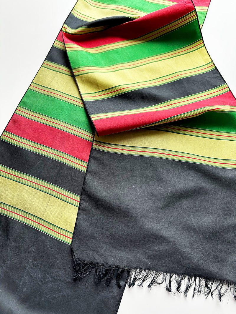 Lange gestreepte zijden sjaal