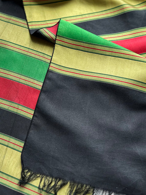 Lange gestreepte zijden sjaal